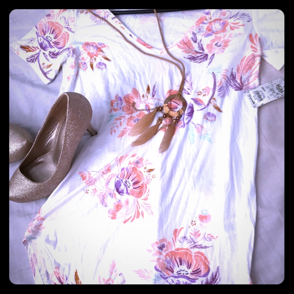 Mudd Cream Floral Relaxed Fit V-neck Shirt, XS